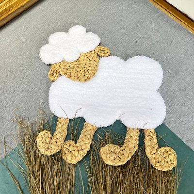 Patu y manu patu from almodovar artesanía manchega España española esparto lana diseño concept store alfombra tapiz tapices decoración divertida contemporáneo tradicional tufting fusión letras Madrid la Mancha regalo exclusivo eventos fibra natural sostenible custom hecho a mano DIY único regalo boda bautizo recién nacido letras iniciales exclusivo transformar encargo ético personalizada celebraciones piezas únicas sostenibilidad creativo diy craftcore Wearable custom art sustainable vintage